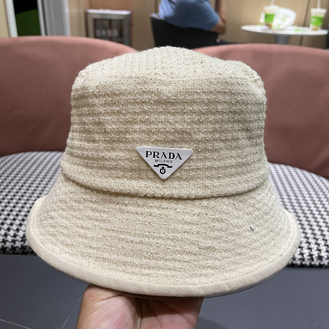 【PRADA普拉达】2025秋冬新款格纹三角标渔夫帽，出街超好搭配，赶紧入手！
