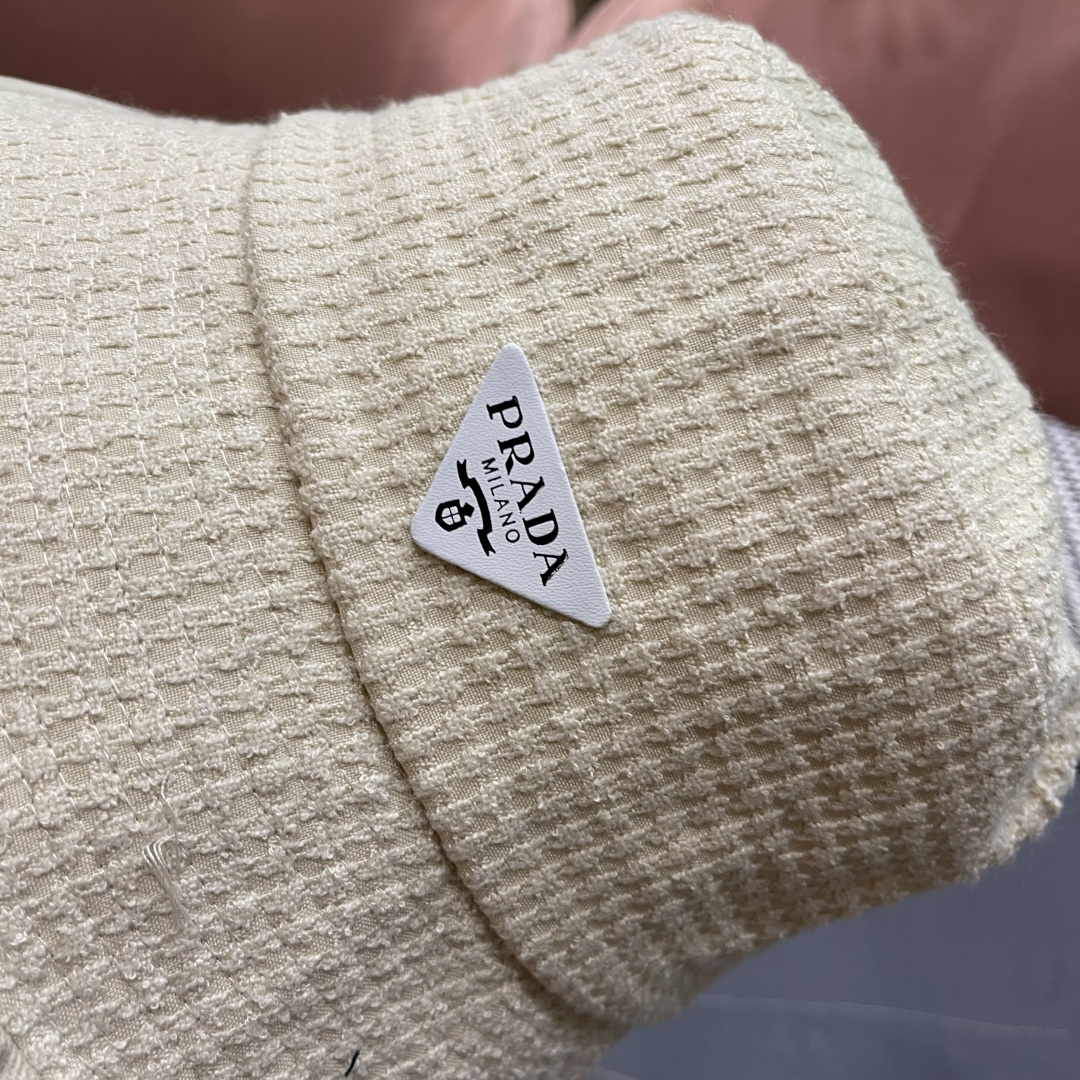 【PRADA普拉达】2025秋冬新款格纹三角标渔夫帽，出街超好搭配，赶紧入手！
