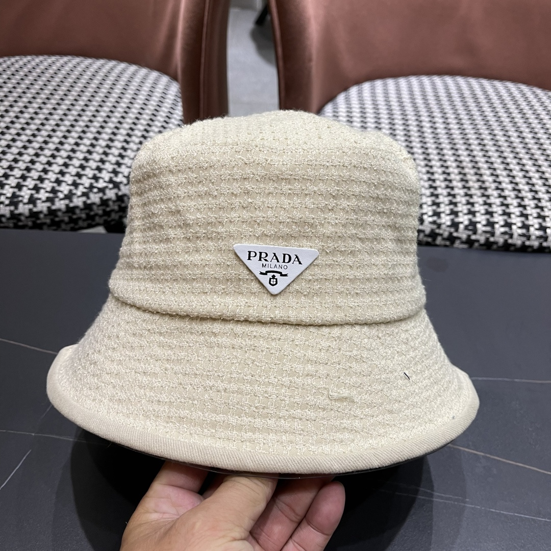 【PRADA普拉达】2025秋冬新款格纹三角标渔夫帽，出街超好搭配，赶紧入手！
