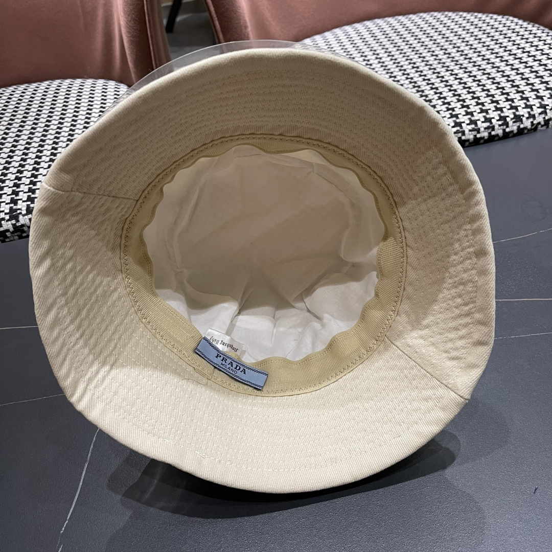 【PRADA普拉达】2025秋冬新款格纹三角标渔夫帽，出街超好搭配，赶紧入手！
