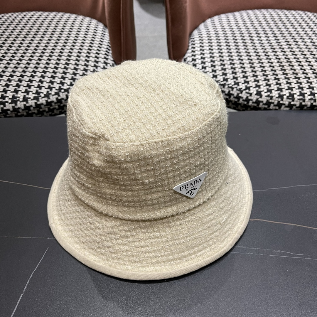 【PRADA普拉达】2025秋冬新款格纹三角标渔夫帽，出街超好搭配，赶紧入手！
