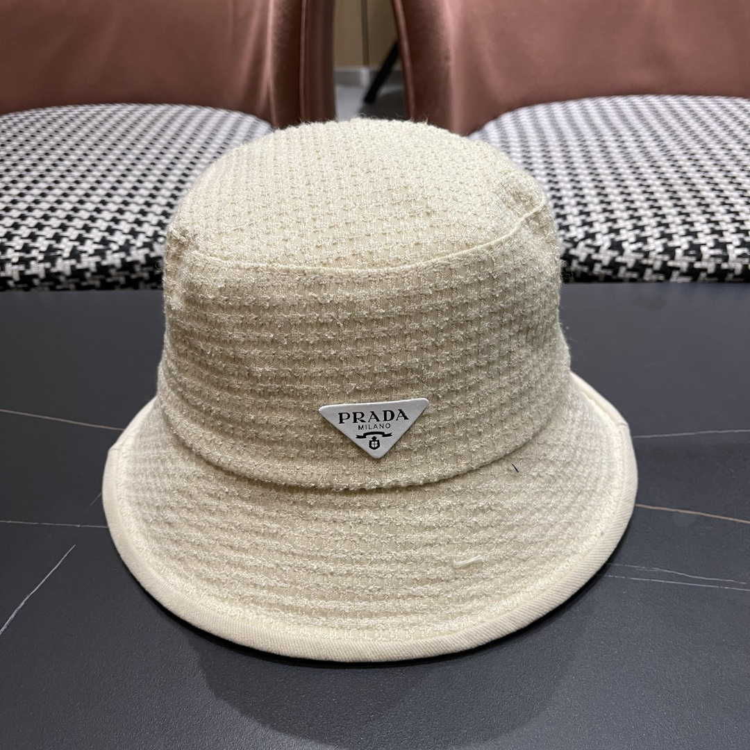 【PRADA普拉达】2025秋冬新款格纹三角标渔夫帽，出街超好搭配，赶紧入手！
