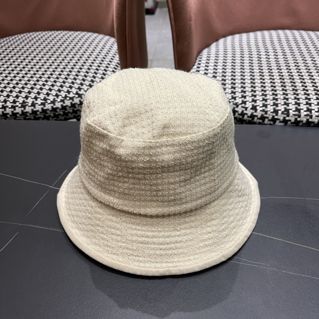 【PRADA普拉达】2025秋冬新款格纹三角标渔夫帽，出街超好搭配，赶紧入手！
