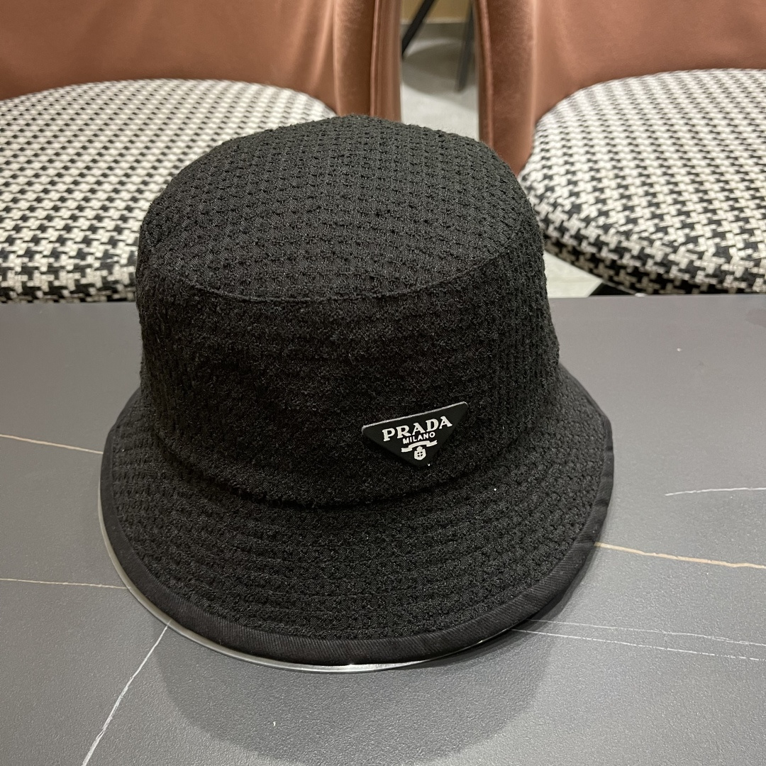 【PRADA普拉达】2025秋冬新款格纹三角标渔夫帽，出街超好搭配，赶紧入手！
