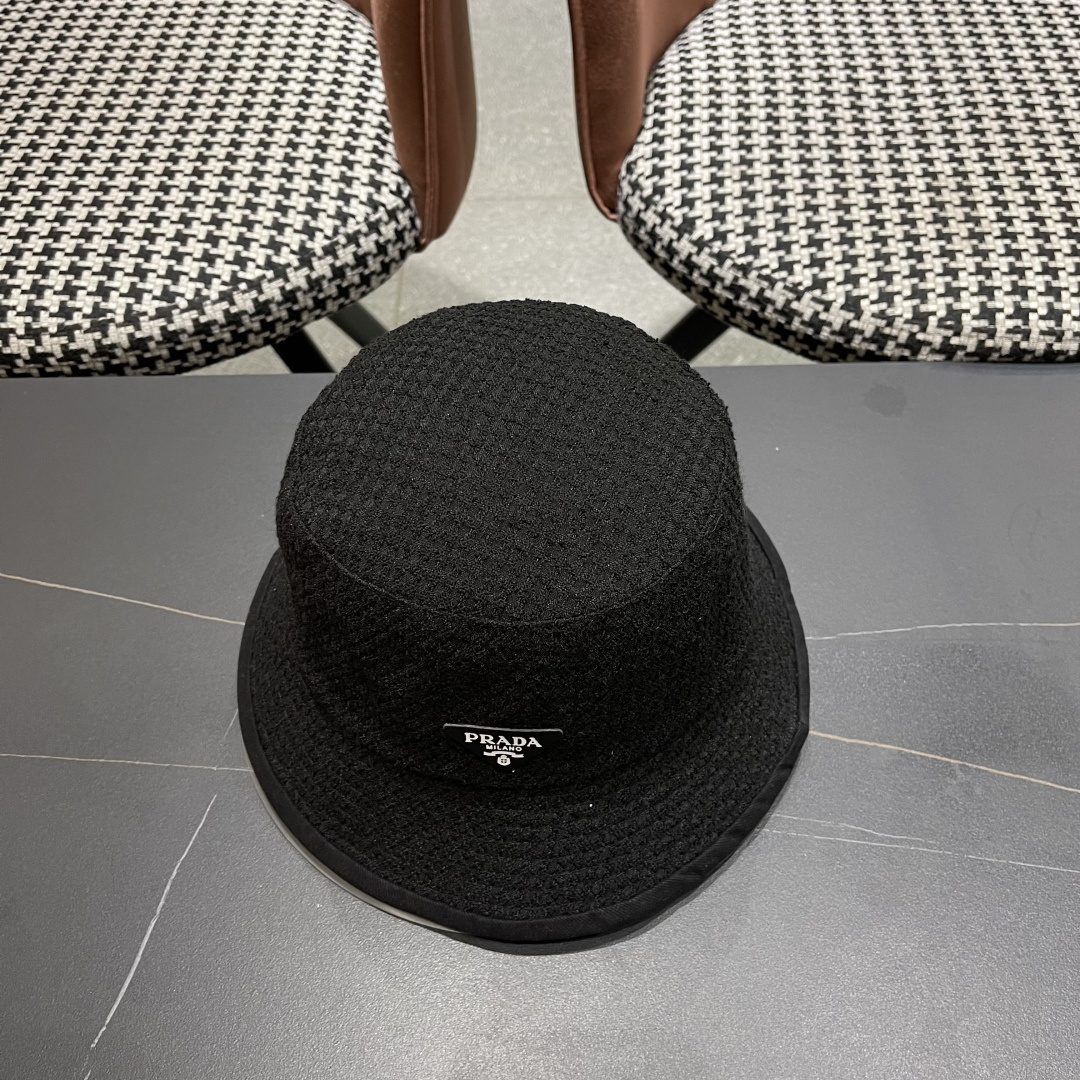 【PRADA普拉达】2025秋冬新款格纹三角标渔夫帽，出街超好搭配，赶紧入手！
