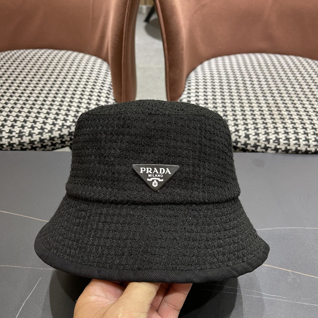 【PRADA普拉达】2025秋冬新款格纹三角标渔夫帽，出街超好搭配，赶紧入手！
