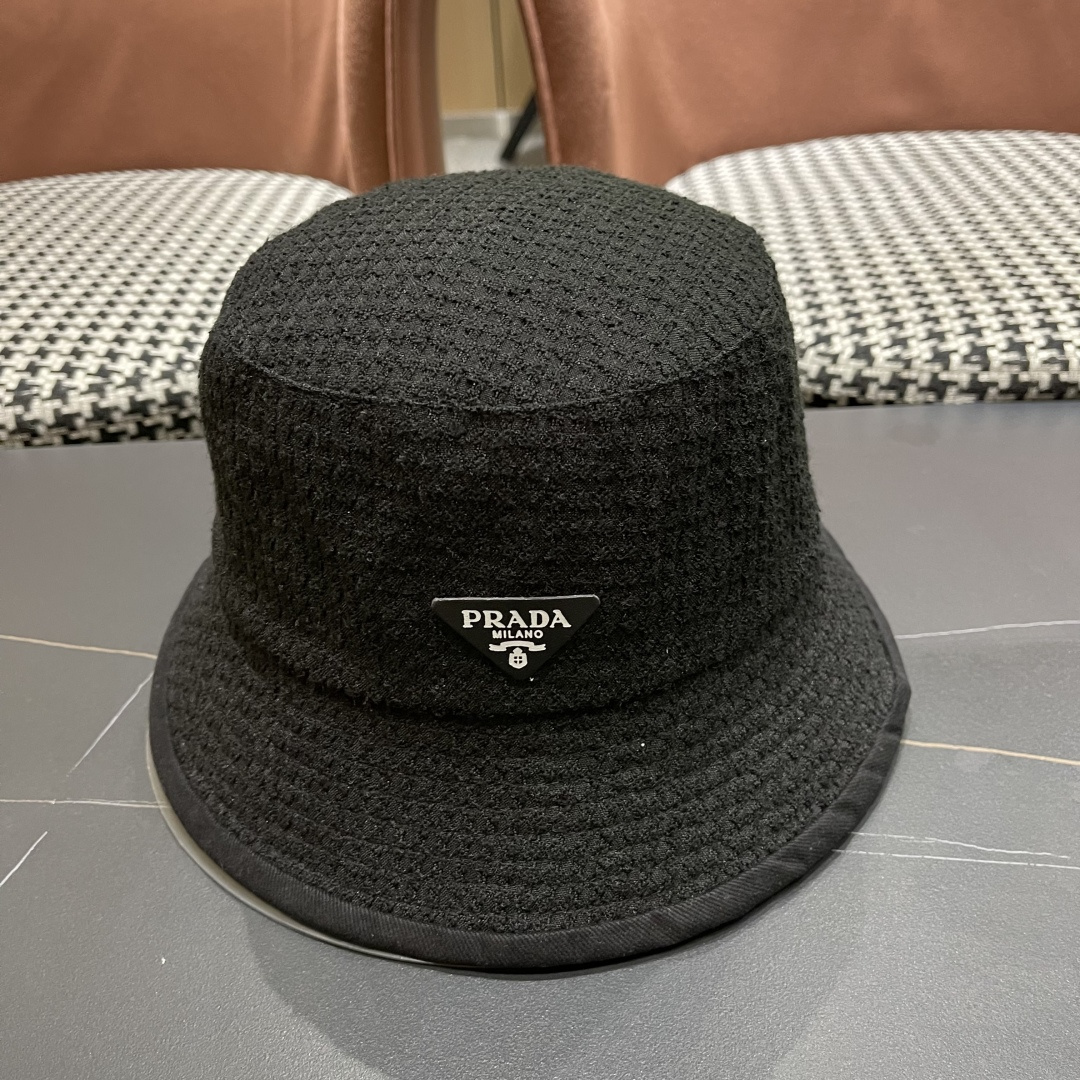 【PRADA普拉达】2025秋冬新款格纹三角标渔夫帽，出街超好搭配，赶紧入手！
