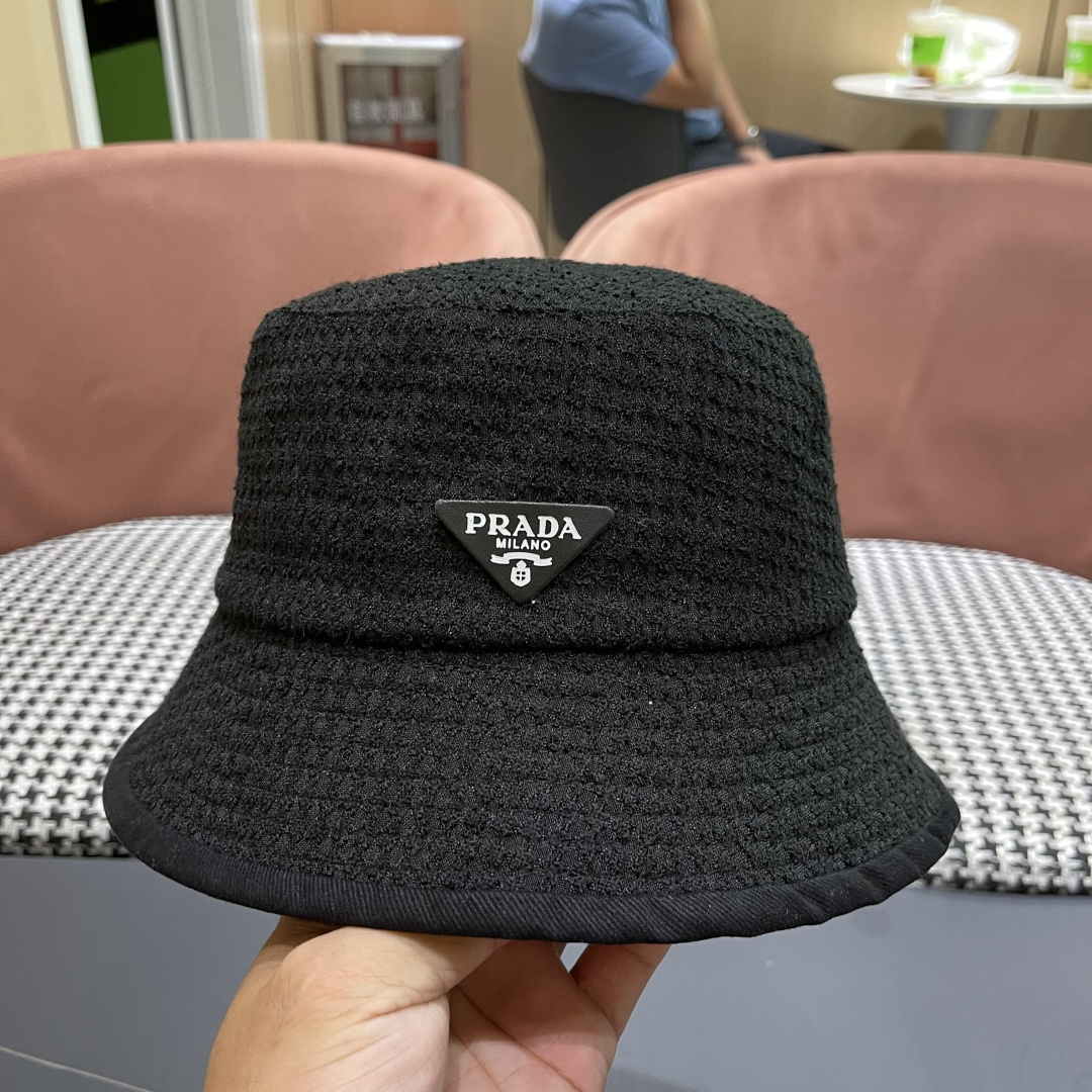 【PRADA普拉达】2025秋冬新款格纹三角标渔夫帽，出街超好搭配，赶紧入手！
