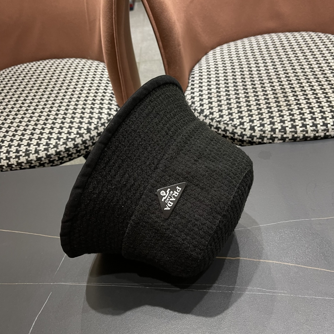 【PRADA普拉达】2025秋冬新款格纹三角标渔夫帽，出街超好搭配，赶紧入手！
