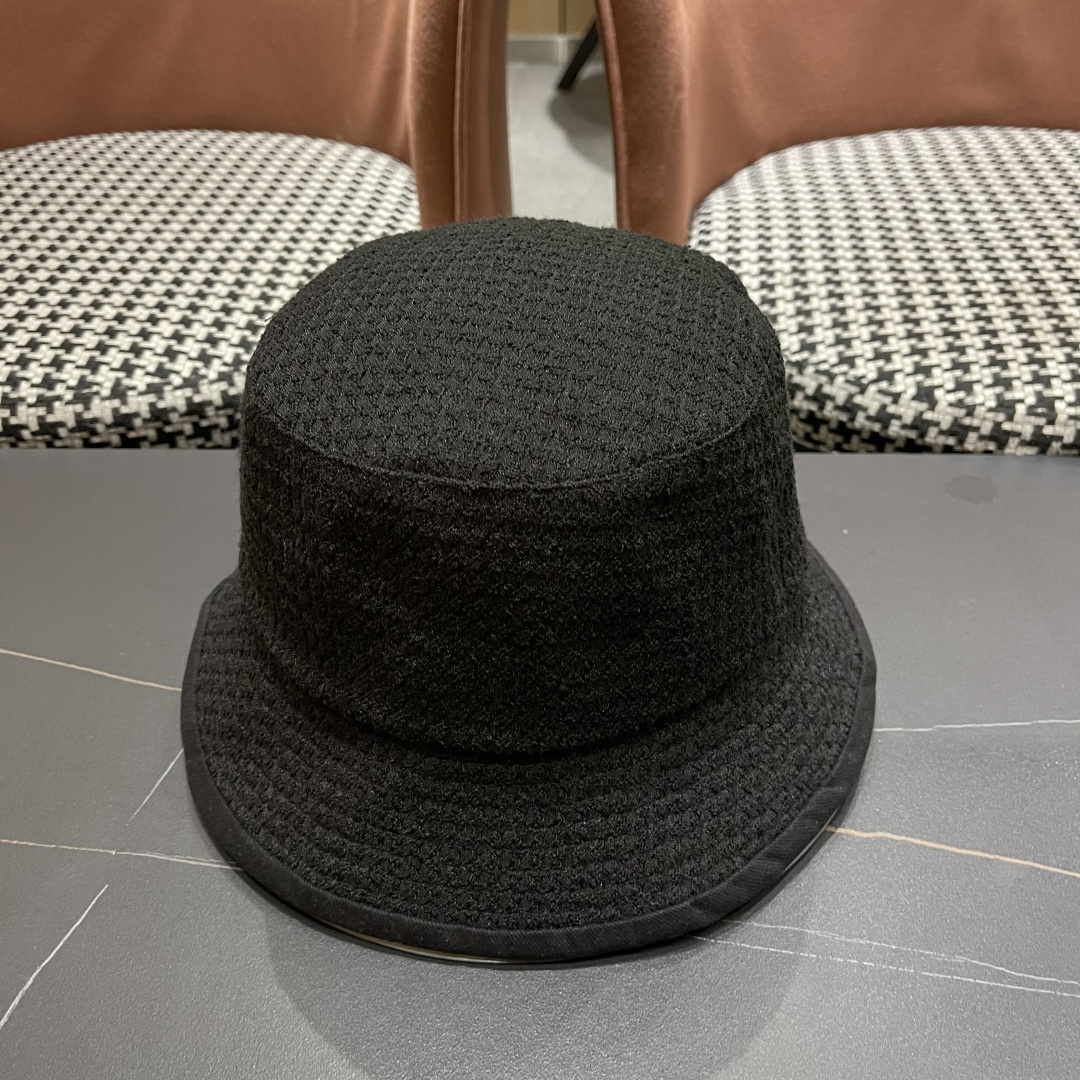 【PRADA普拉达】2025秋冬新款格纹三角标渔夫帽，出街超好搭配，赶紧入手！
