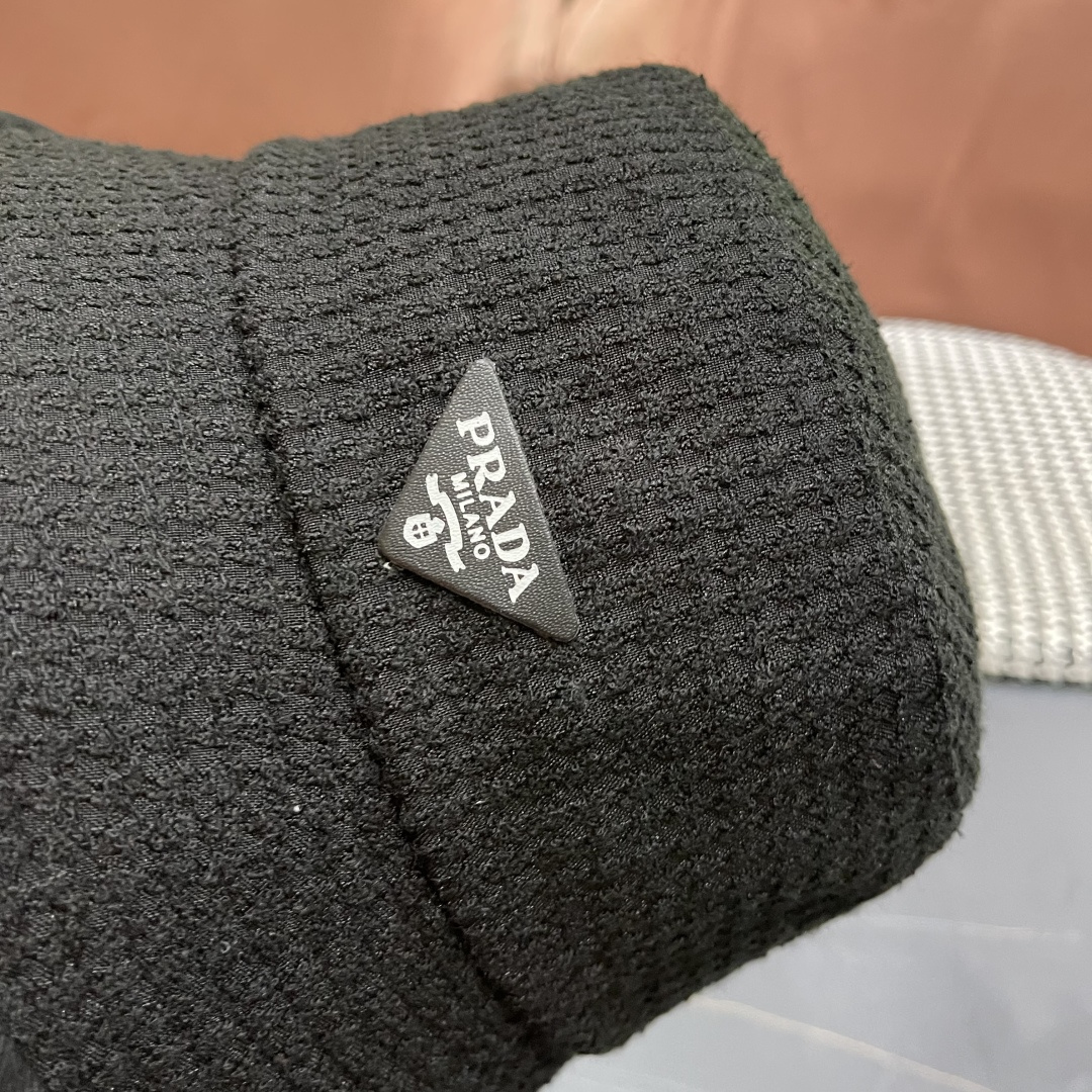 【PRADA普拉达】2025秋冬新款格纹三角标渔夫帽，出街超好搭配，赶紧入手！
