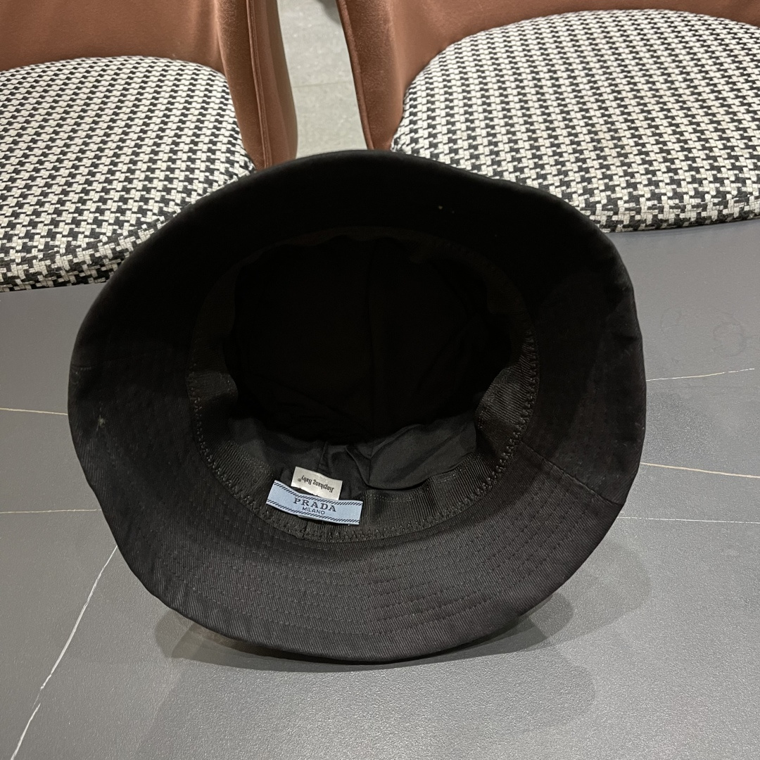【PRADA普拉达】2025秋冬新款格纹三角标渔夫帽，出街超好搭配，赶紧入手！
