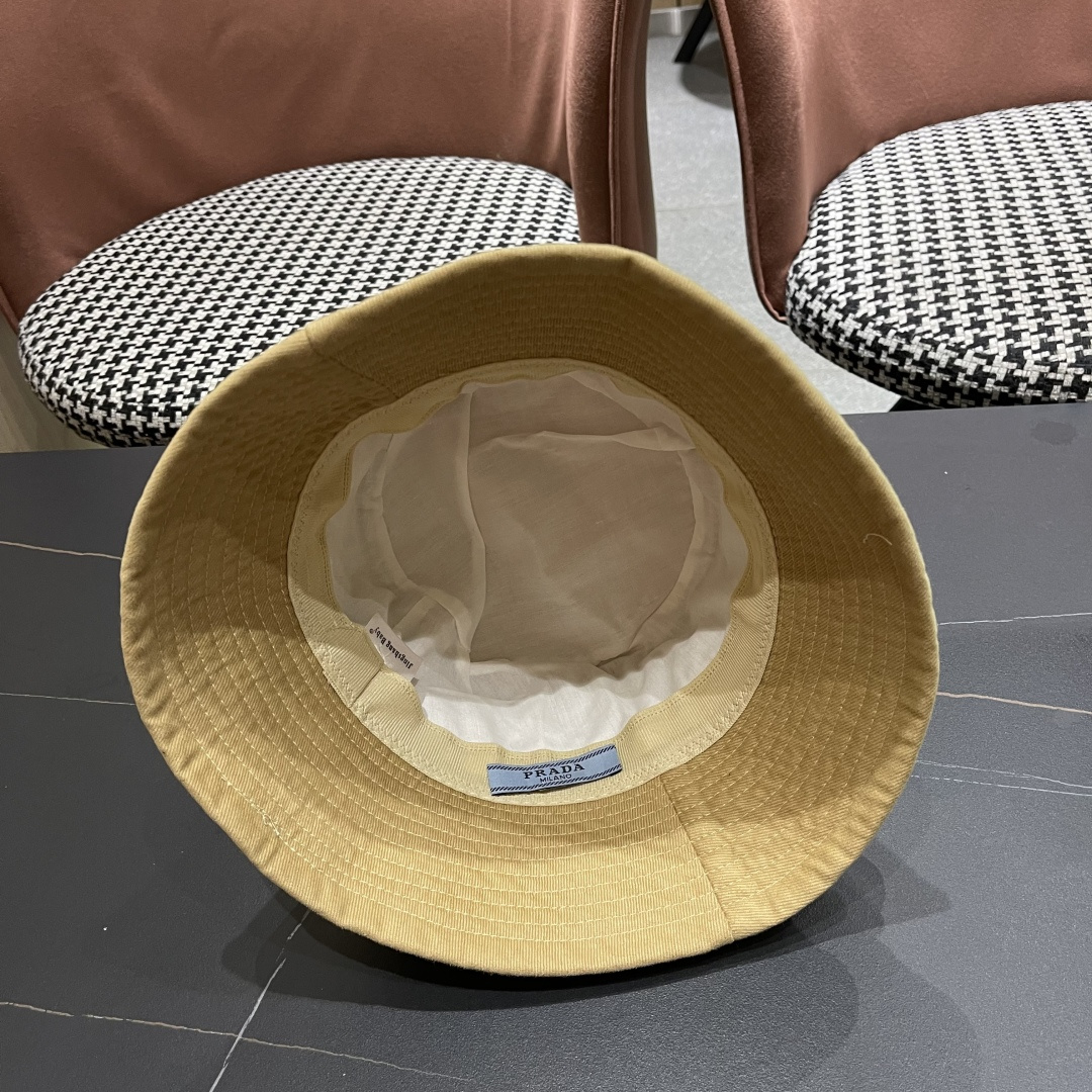 【PRADA普拉达】2025秋冬新款格纹三角标渔夫帽，出街超好搭配，赶紧入手！
