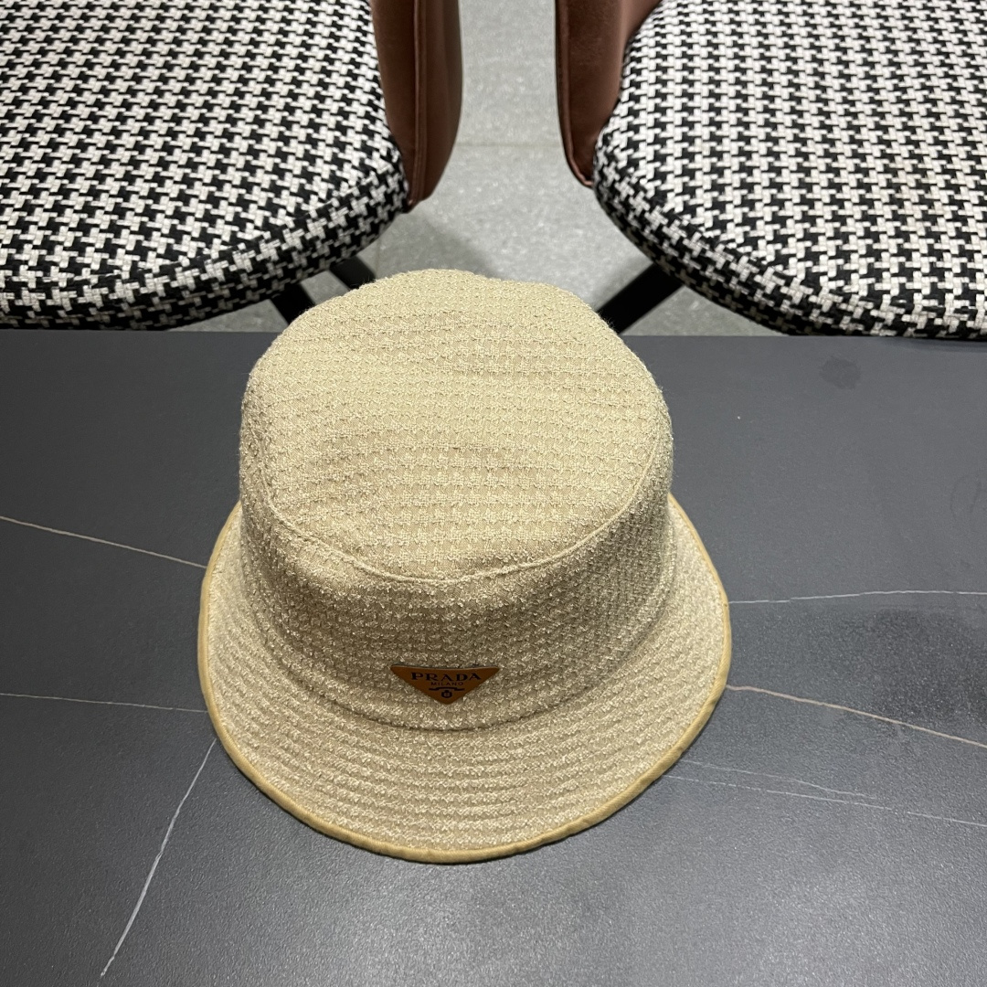 【PRADA普拉达】2025秋冬新款格纹三角标渔夫帽，出街超好搭配，赶紧入手！
