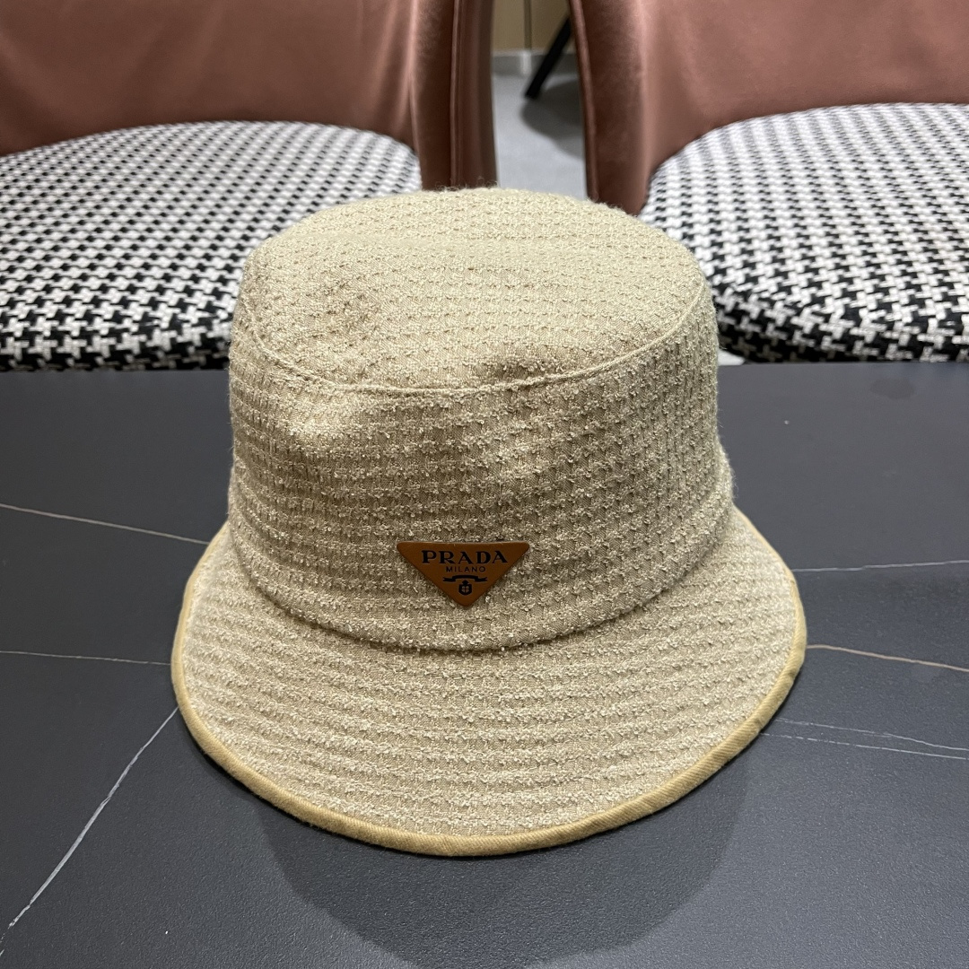 【PRADA普拉达】2025秋冬新款格纹三角标渔夫帽，出街超好搭配，赶紧入手！
