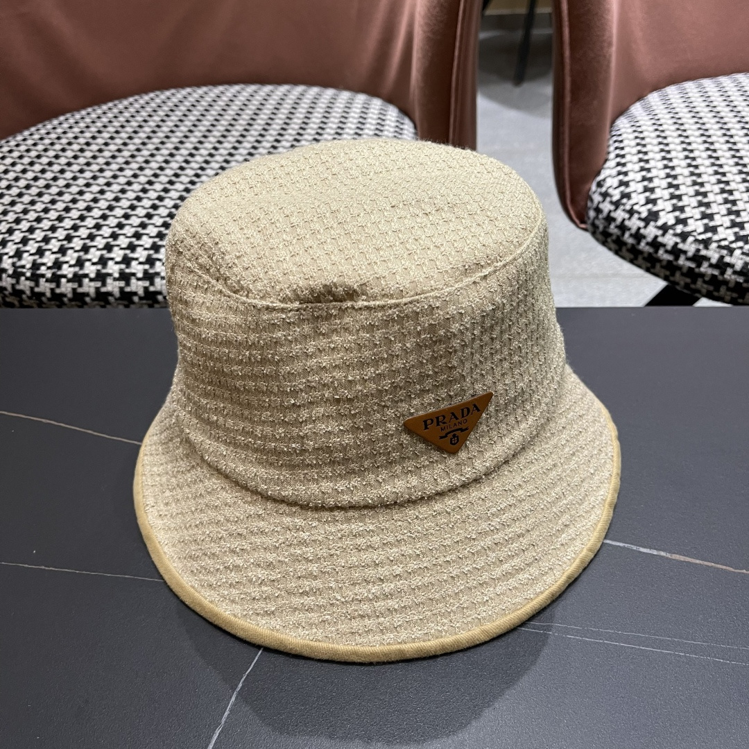 【PRADA普拉达】2025秋冬新款格纹三角标渔夫帽，出街超好搭配，赶紧入手！
