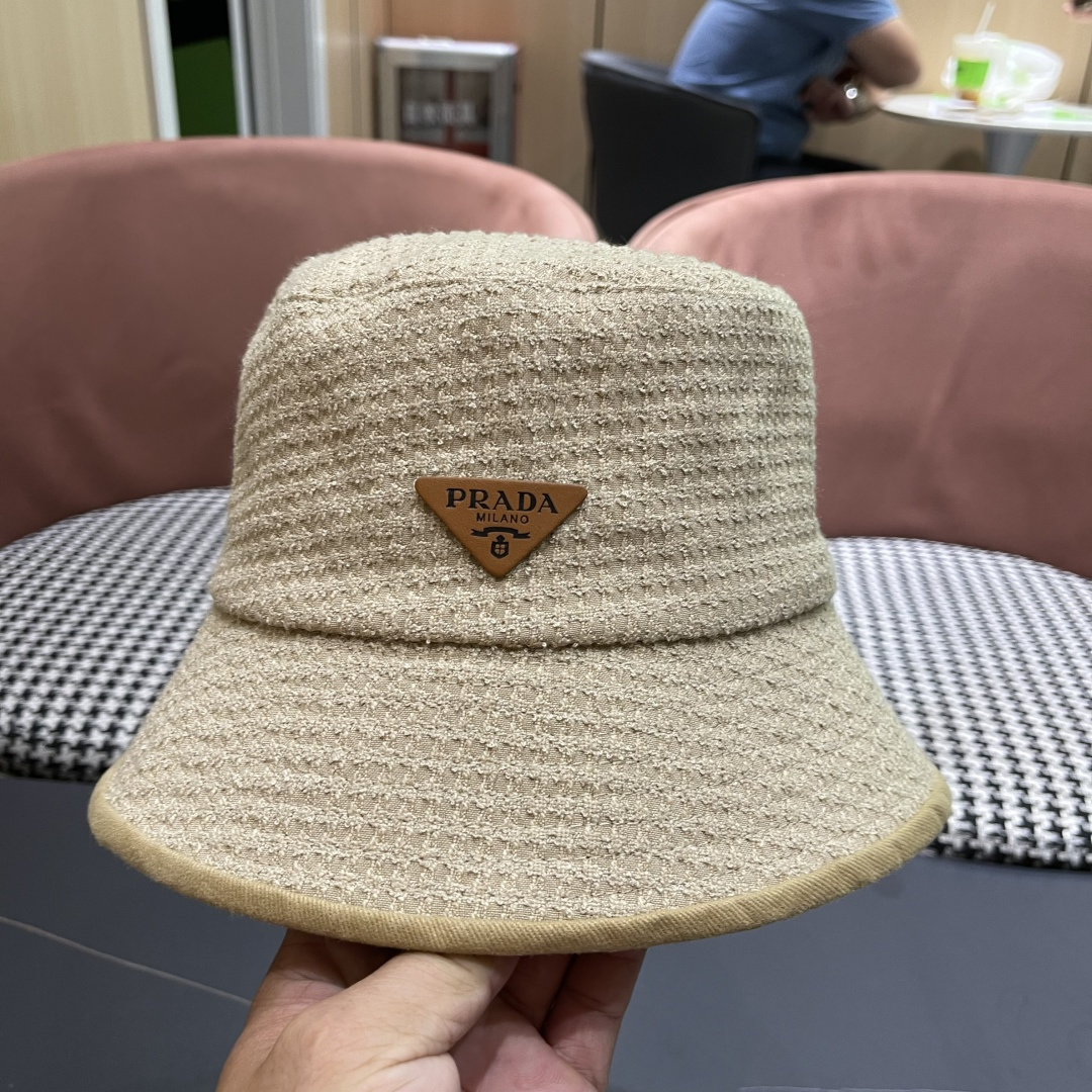 【PRADA普拉达】2025秋冬新款格纹三角标渔夫帽，出街超好搭配，赶紧入手！
