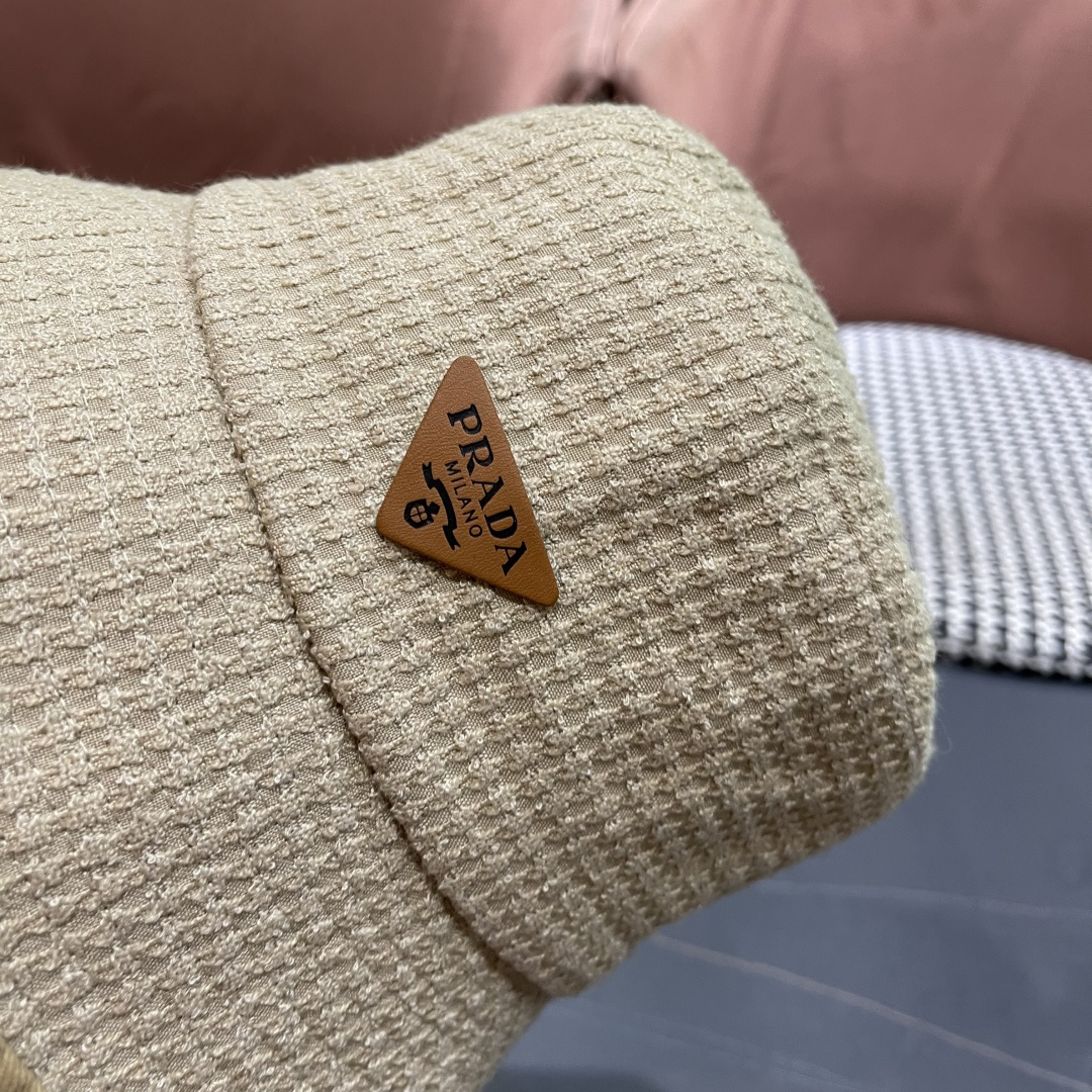 【PRADA普拉达】2025秋冬新款格纹三角标渔夫帽，出街超好搭配，赶紧入手！
