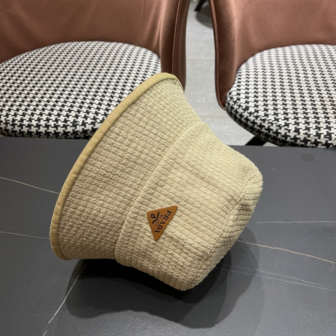 【PRADA普拉达】2025秋冬新款格纹三角标渔夫帽，出街超好搭配，赶紧入手！
