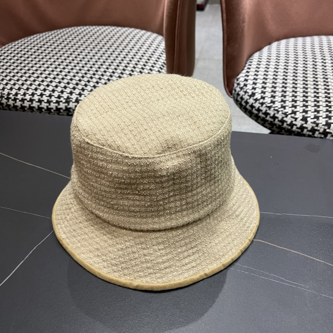 【PRADA普拉达】2025秋冬新款格纹三角标渔夫帽，出街超好搭配，赶紧入手！
