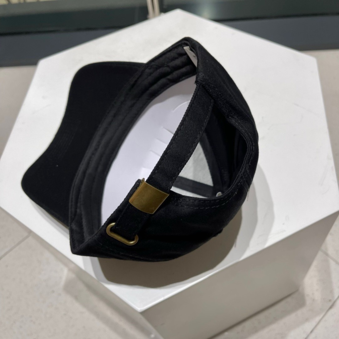 赛琳celine官网代购版本。明星同款最新棒球帽，时尚潮流，高端做工！每一个帽子都是用心之作！非一般的品