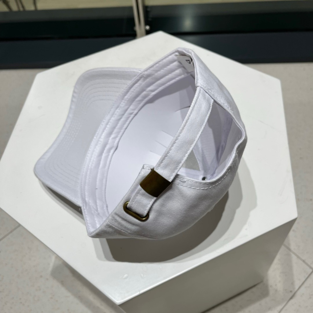 赛琳celine官网代购版本。明星同款最新棒球帽，时尚潮流，高端做工！每一个帽子都是用心之作！非一般的品