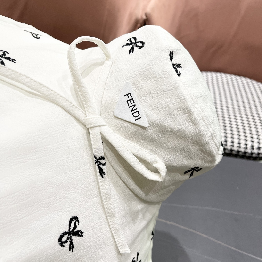  芬迪FENDI春夏季新款蝴蝶结大檐防晒渔夫帽女户外防紫
外线遮阳帽遮脸太阳帽