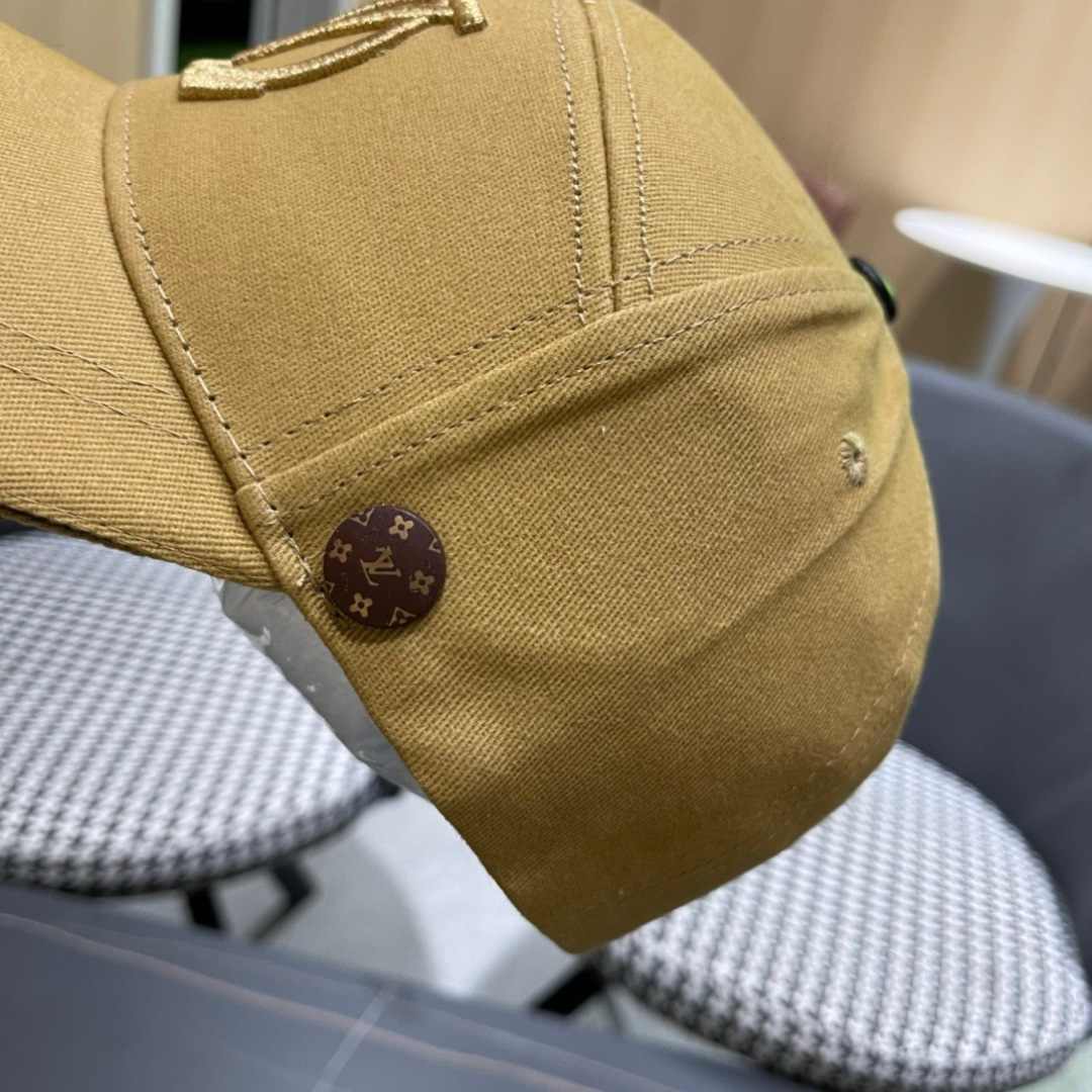  路易威登LouisVuitton2025新款早秋棒球帽🧢  
LV棒球帽，简约大气，男女通用