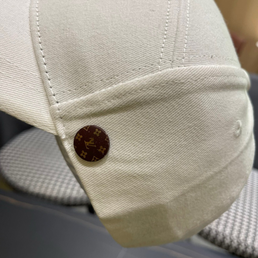  路易威登LouisVuitton2025新款早秋棒球帽🧢  
LV棒球帽，简约大气，男女通用