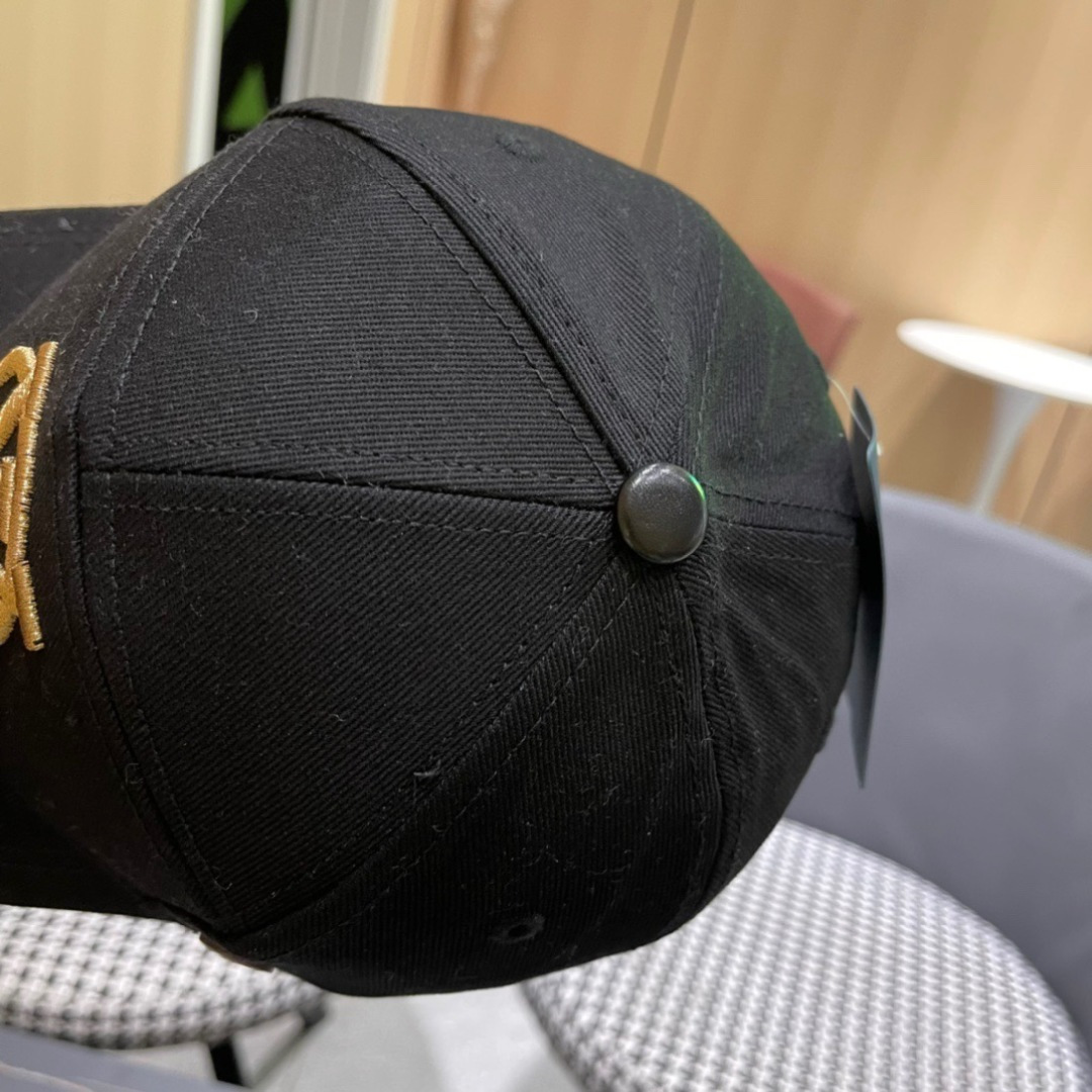  路易威登LouisVuitton2025新款早秋棒球帽🧢  
LV棒球帽，简约大气，男女通用