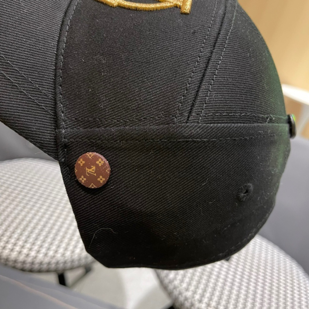  路易威登LouisVuitton2025新款早秋棒球帽🧢  
LV棒球帽，简约大气，男女通用