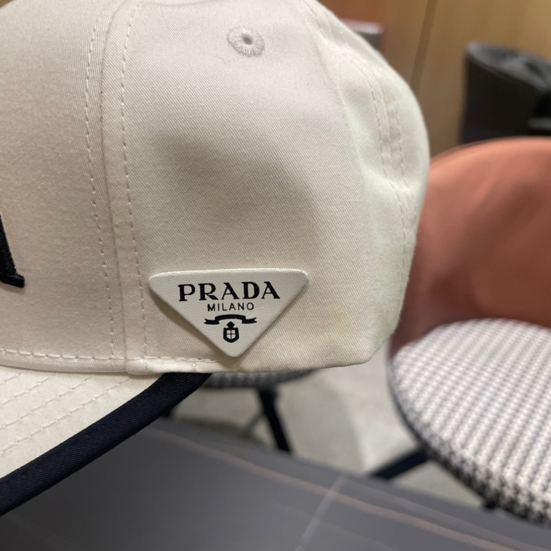 
火爆倒三角四色出货！Prada(普拉达)经典原单棒球帽， 专柜11开模订制，原版牛津布料+头层牛皮，轻