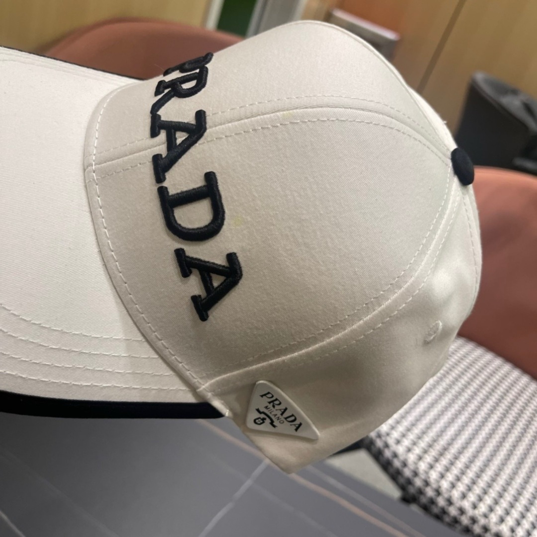 
火爆倒三角四色出货！Prada(普拉达)经典原单棒球帽， 专柜11开模订制，原版牛津布料+头层牛皮，轻