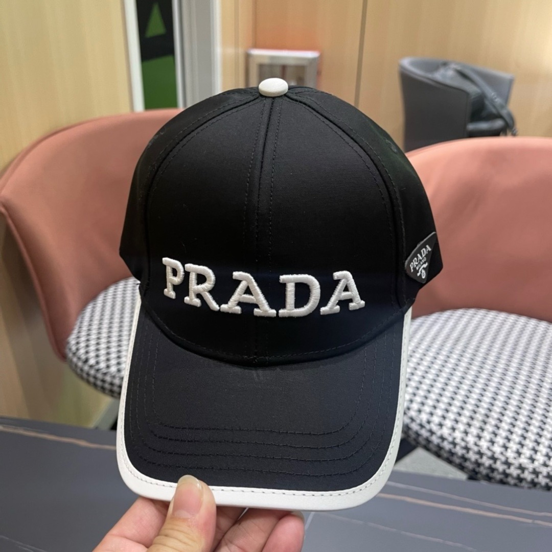 
火爆倒三角四色出货！Prada(普拉达)经典原单棒球帽， 专柜11开模订制，原版牛津布料+头层牛皮，轻