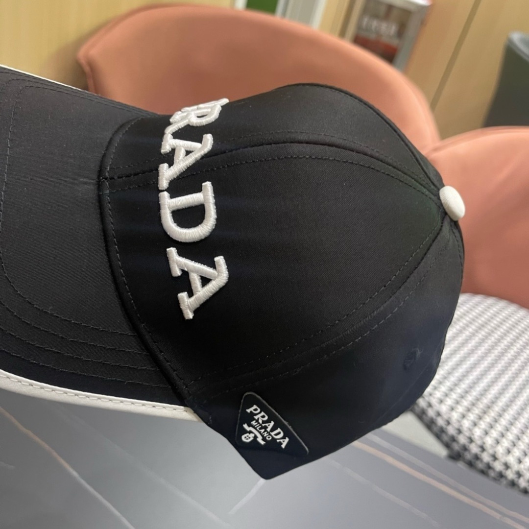 
火爆倒三角四色出货！Prada(普拉达)经典原单棒球帽， 专柜11开模订制，原版牛津布料+头层牛皮，轻