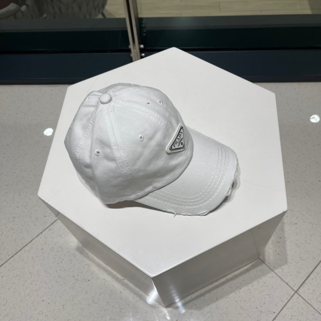  普拉达Prada 经典三角标棒球帽🧢万能必留款 戴一万年都好看 日常刚需 颜色完美 帽型正点 简直谁戴