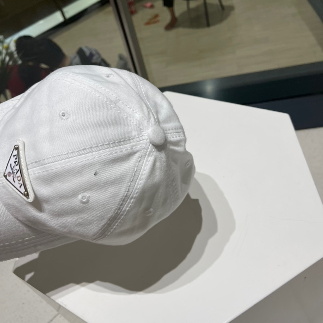  普拉达Prada 经典三角标棒球帽🧢万能必留款 戴一万年都好看 日常刚需 颜色完美 帽型正点 简直谁戴