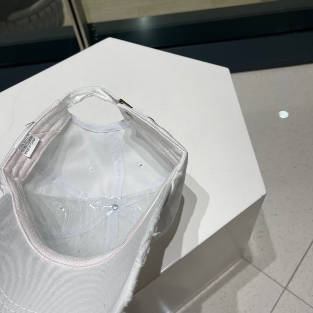  普拉达Prada 经典三角标棒球帽🧢万能必留款 戴一万年都好看 日常刚需 颜色完美 帽型正点 简直谁戴