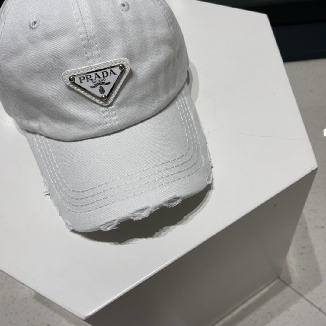  普拉达Prada 经典三角标棒球帽🧢万能必留款 戴一万年都好看 日常刚需 颜色完美 帽型正点 简直谁戴