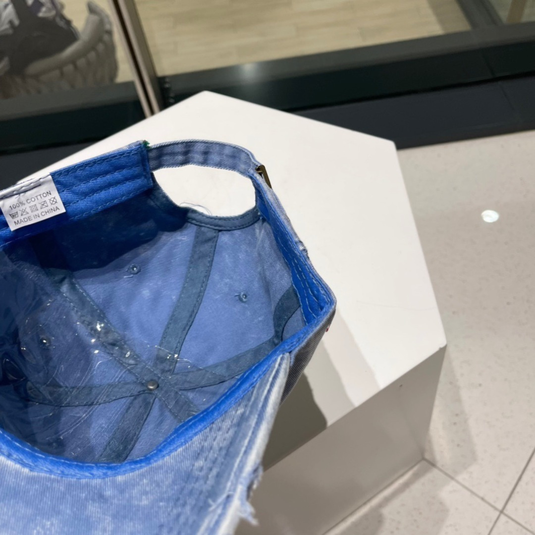  普拉达Prada 经典三角标棒球帽🧢万能必留款 戴一万年都好看 日常刚需 颜色完美 帽型正点 简直谁戴