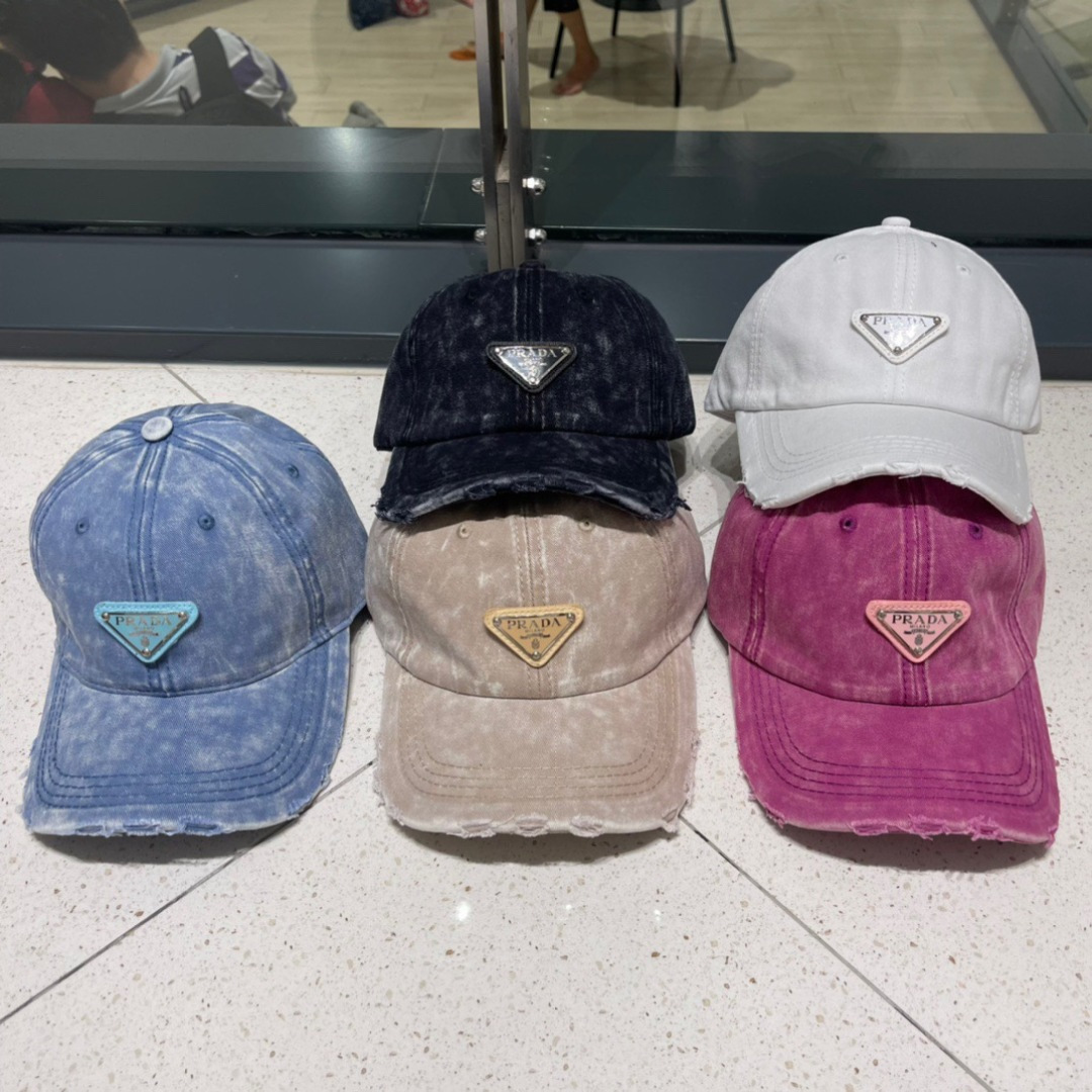  普拉达Prada 经典三角标棒球帽🧢万能必留款 戴一万年都好看 日常刚需 颜色完美 帽型正点 简直谁戴