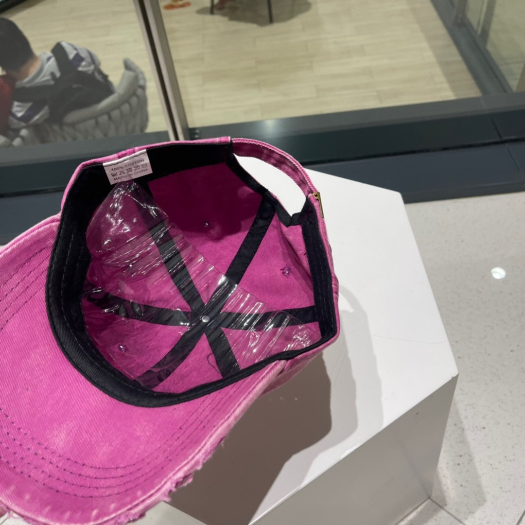  普拉达Prada 经典三角标棒球帽🧢万能必留款 戴一万年都好看 日常刚需 颜色完美 帽型正点 简直谁戴