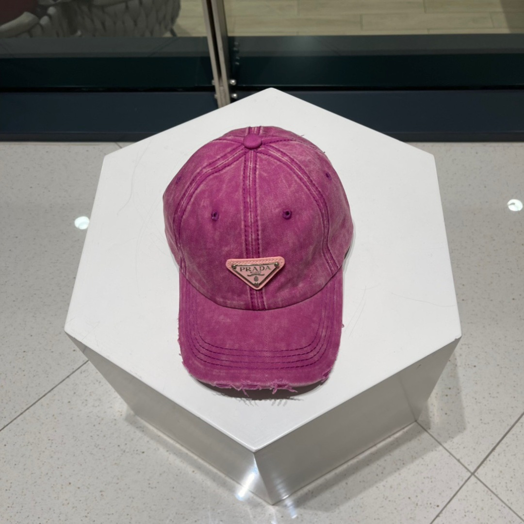  普拉达Prada 经典三角标棒球帽🧢万能必留款 戴一万年都好看 日常刚需 颜色完美 帽型正点 简直谁戴