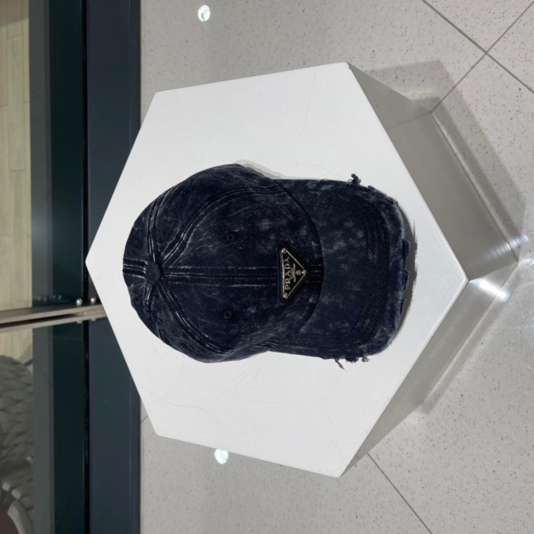  普拉达Prada 经典三角标棒球帽🧢万能必留款 戴一万年都好看 日常刚需 颜色完美 帽型正点 简直谁戴