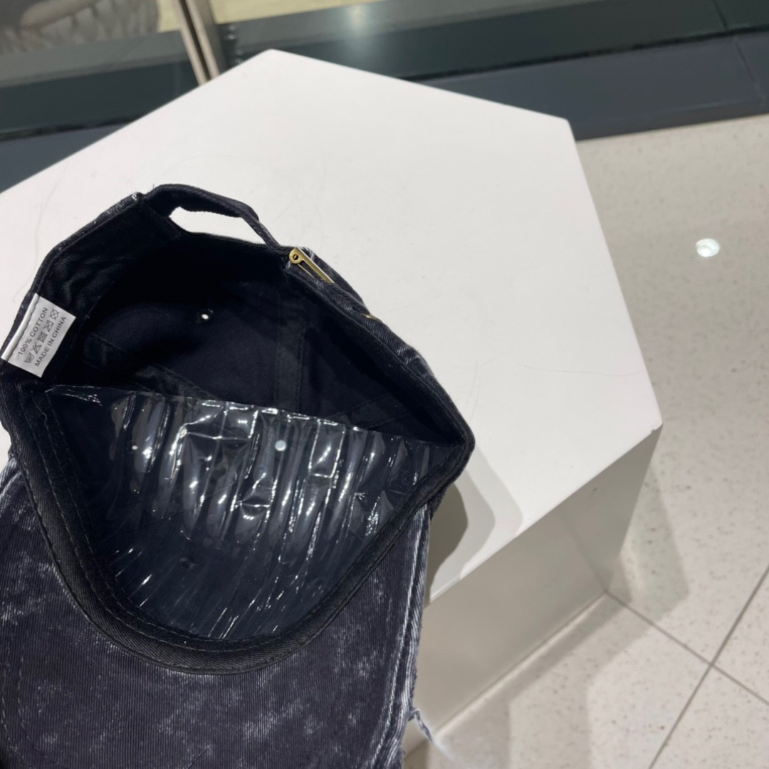  普拉达Prada 经典三角标棒球帽🧢万能必留款 戴一万年都好看 日常刚需 颜色完美 帽型正点 简直谁戴