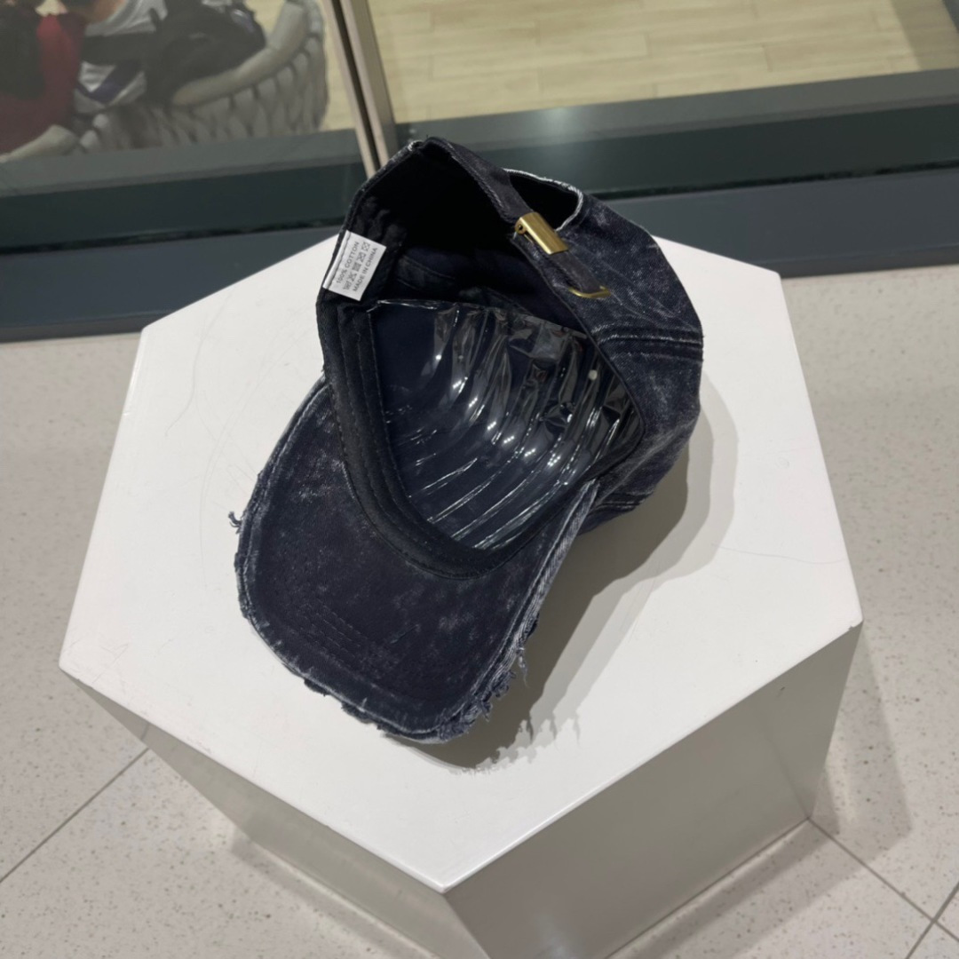  普拉达Prada 经典三角标棒球帽🧢万能必留款 戴一万年都好看 日常刚需 颜色完美 帽型正点 简直谁戴