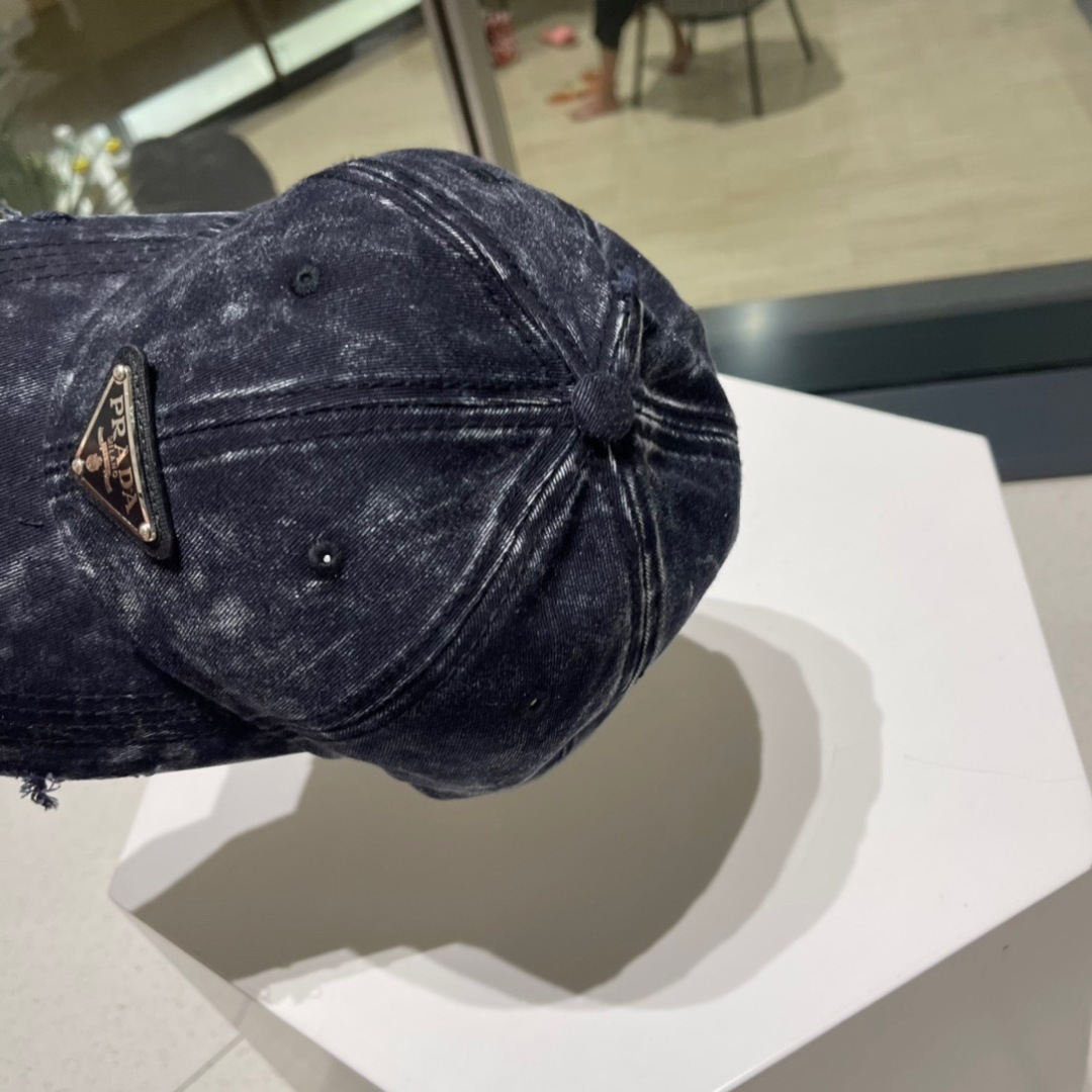  普拉达Prada 经典三角标棒球帽🧢万能必留款 戴一万年都好看 日常刚需 颜色完美 帽型正点 简直谁戴