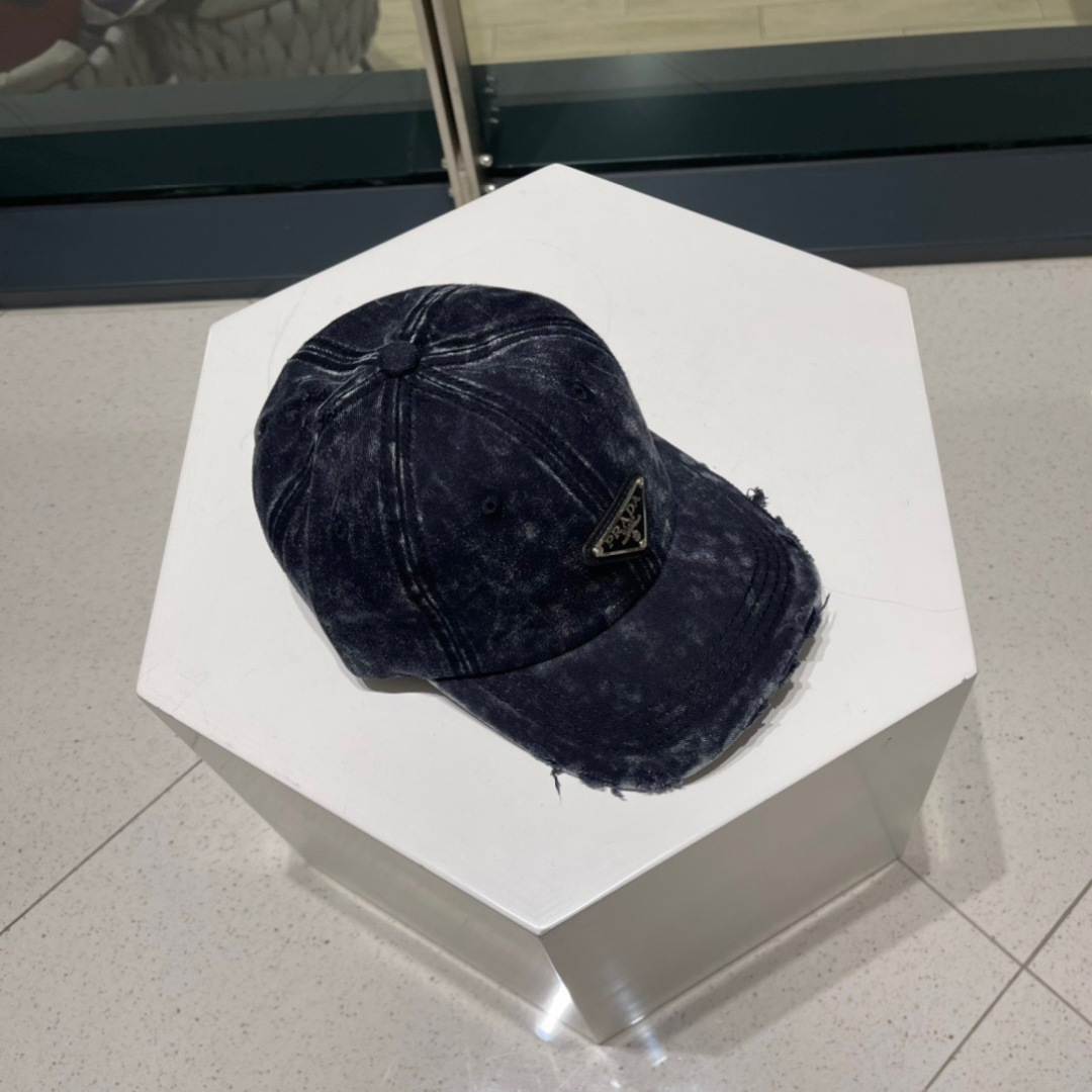  普拉达Prada 经典三角标棒球帽🧢万能必留款 戴一万年都好看 日常刚需 颜色完美 帽型正点 简直谁戴