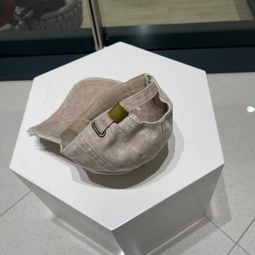  普拉达Prada 经典三角标棒球帽🧢万能必留款 戴一万年都好看 日常刚需 颜色完美 帽型正点 简直谁戴