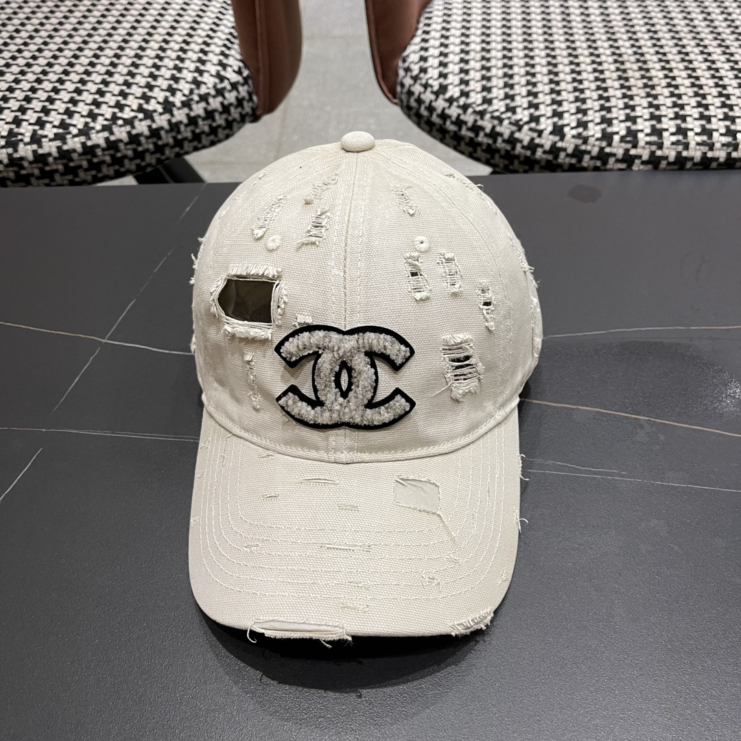  CHANEL香奈儿新款🆕棒球帽🔸 节假日旅游带它出去美美哒❕  中古款哟.这种帽子不容易撞款 😬 现货